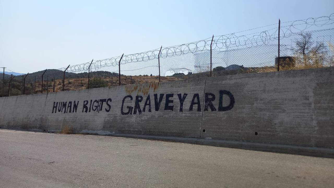 Viaggio a Lesbo, nel cimitero dei diritti umani  di Chiara Semenza