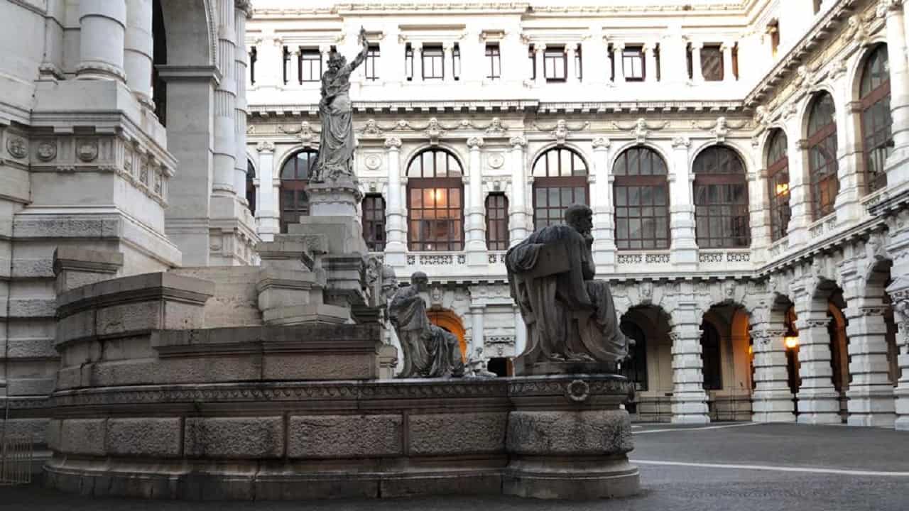 Sul concorso apparente di norme tra bancarotta fraudolenta documentale e inosservanza ex art. 220 L.F.  Brevi note a margine della sentenza Cass. pen., sez. V, 12 gennaio 2022, n. 675, Di Marco