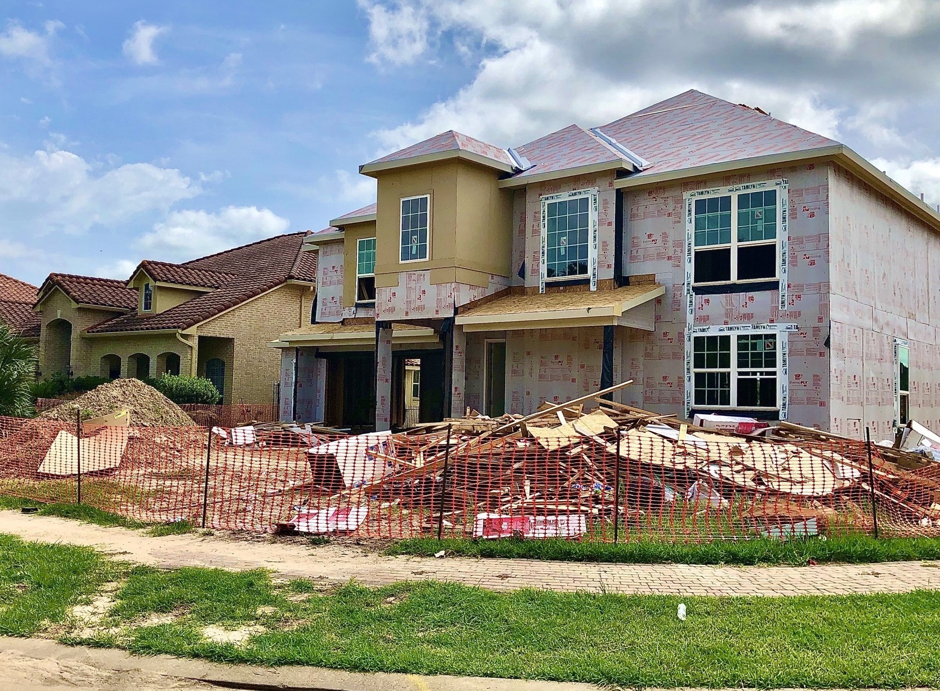 Abusi edilizi e criterio della vicinitas. L’interesse al ricorso del terzo avverso provvedimenti edilizi tra prerogative proprietarie e tutela dell’interesse legittimo (Cons. St., Sez. II, 17 ottobre 2022 n. 8841)