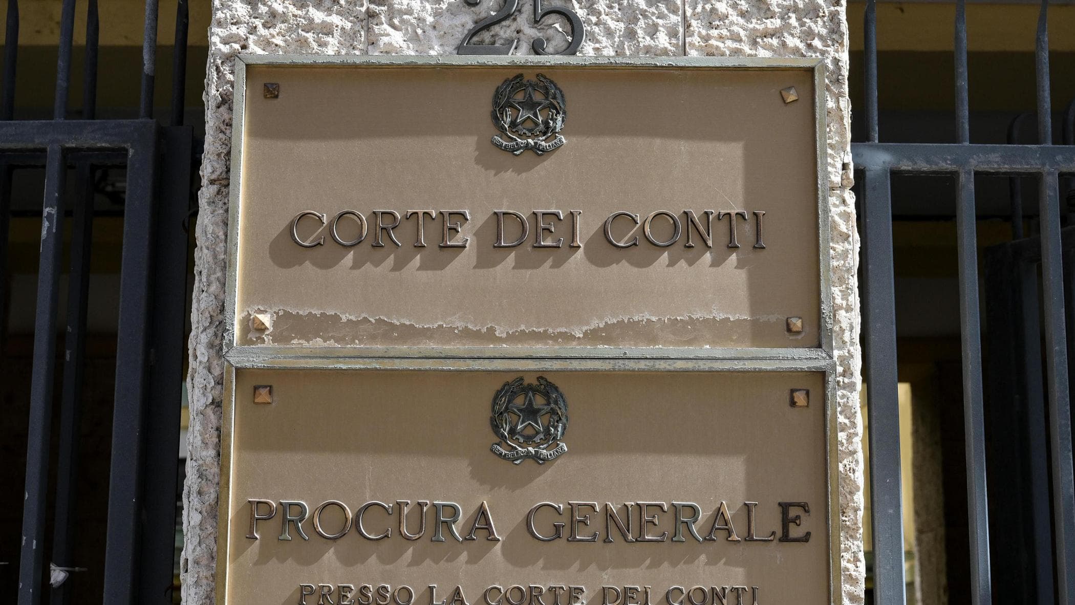 La Riforma della Corte dei conti. Si smantellano le funzioni per valorizzare l’esimente relativa alla responsabilità erariale a danno dei cittadini