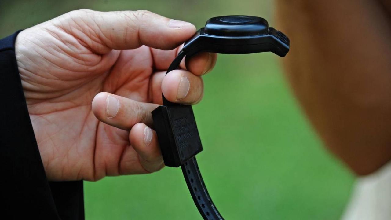 Il braccialetto elettronico per le misure cautelari disposte per reati c.d. da “codice rosso” tra certezze interpretative e incertezze applicative